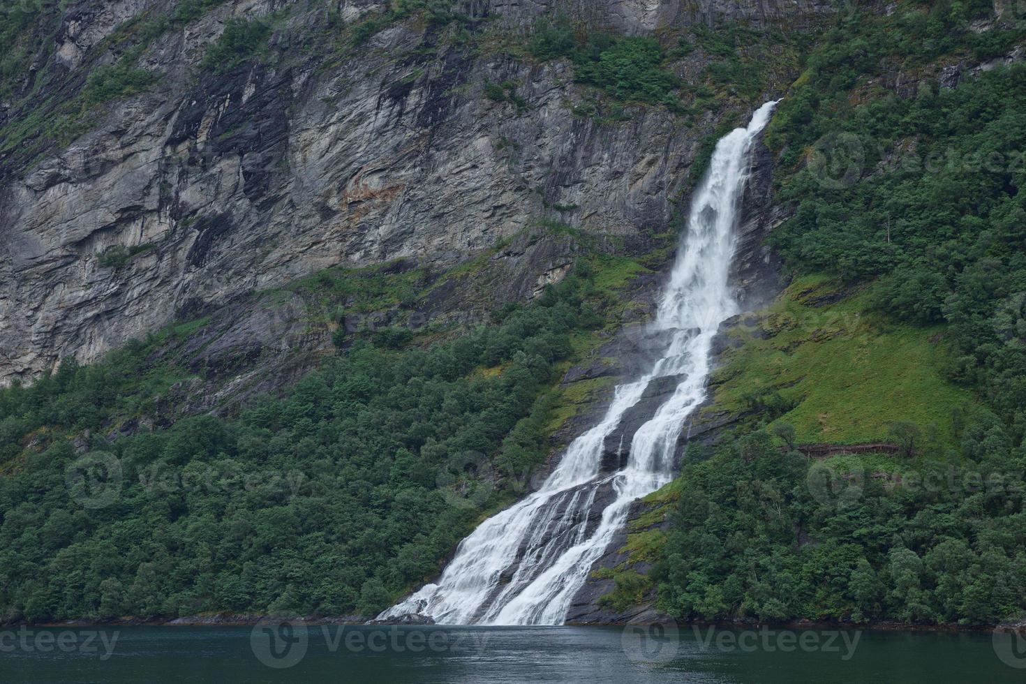 la cascade des sept soeurs sur le geirangerfjord, norvège photo