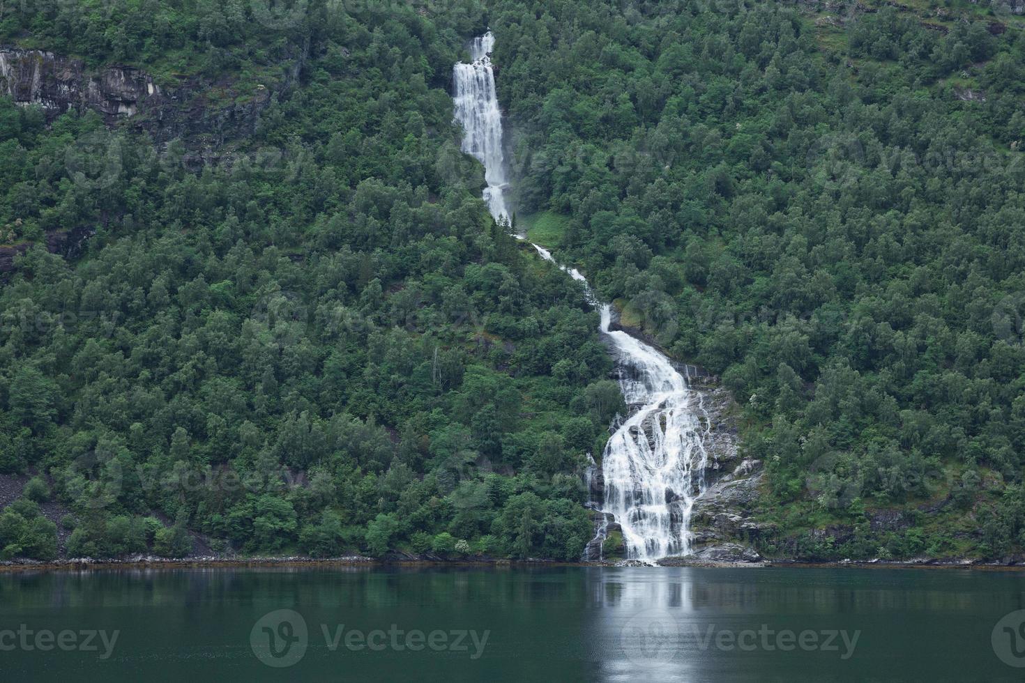 la cascade des sept soeurs sur le geirangerfjord, norvège photo