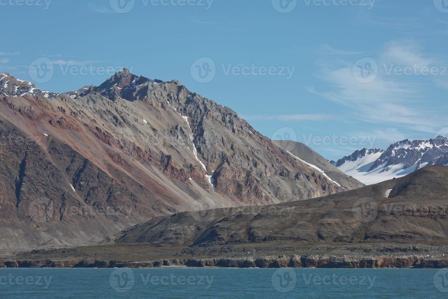 Paysage côtier près de ny alesund au Spitzberg photo