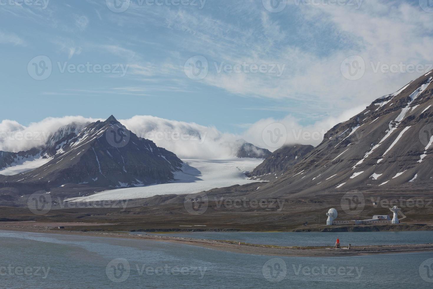 Paysage côtier près de ny alesund au Spitzberg photo