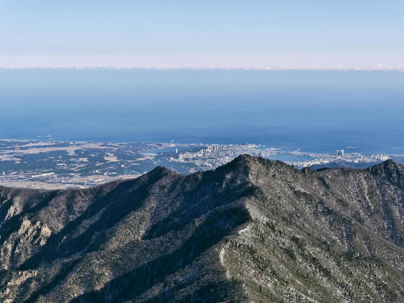 superbe vue sur les belles montagnes seoraksan. Corée du Sud photo