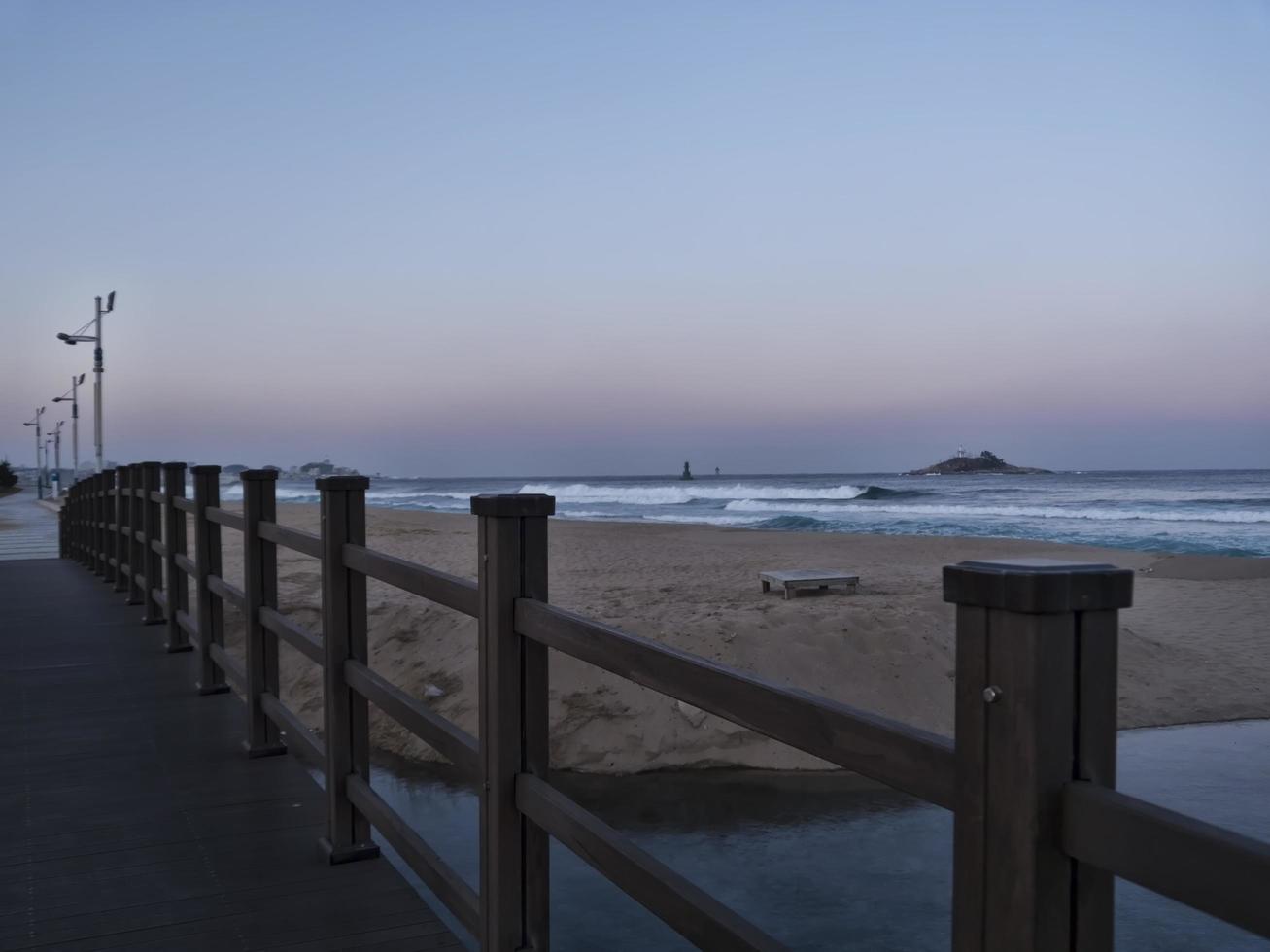 vue sur la plage de sokcho et la mer japonaise depuis le petit pont photo