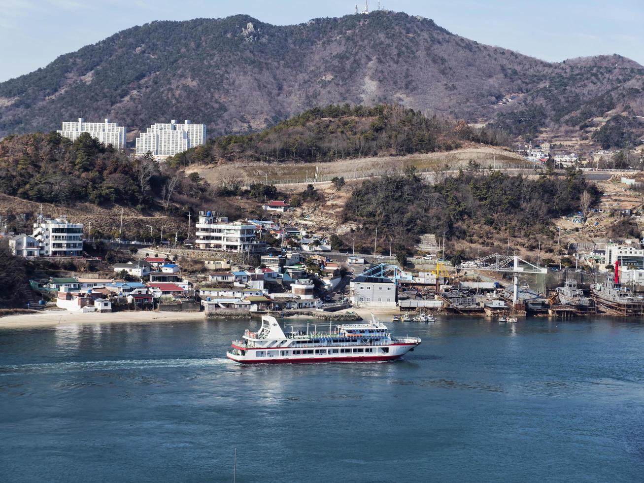 grand navire dans la baie de la ville de yeosu. Corée du Sud photo