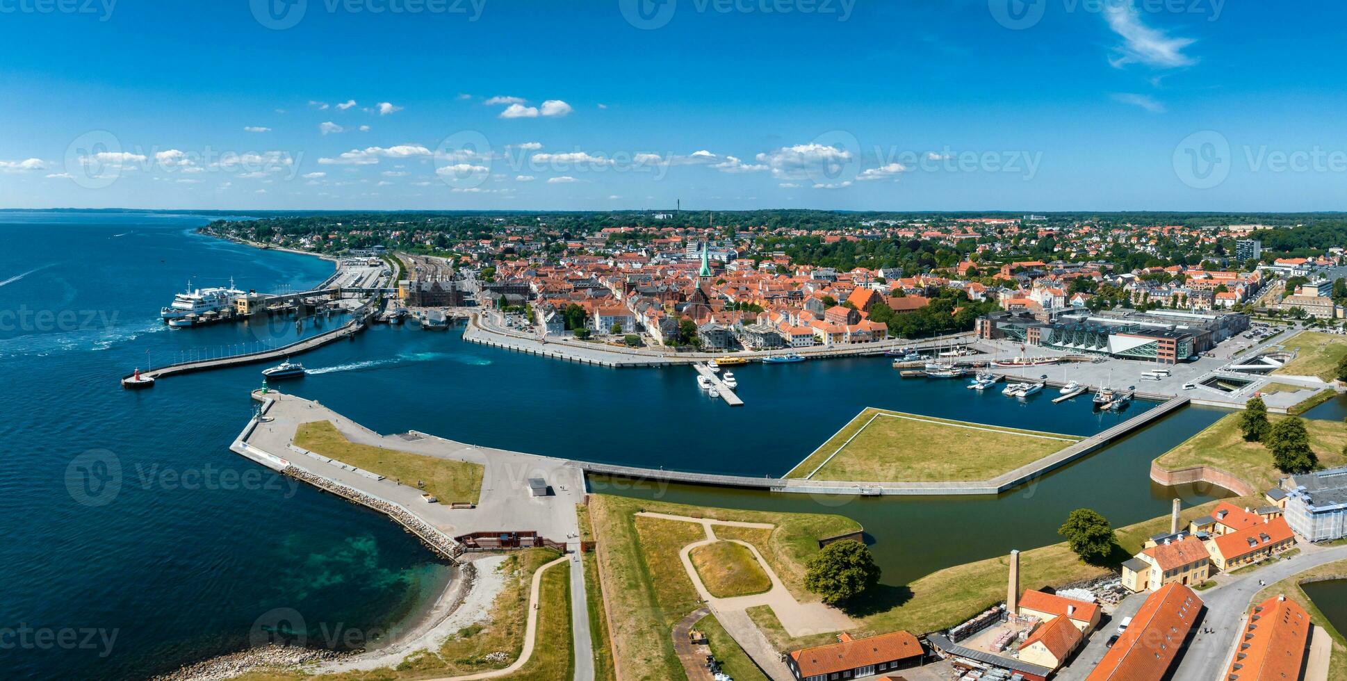 aérien vue de Kronborg Château avec remparts, ravelin garde le entrée à le baltique mer photo