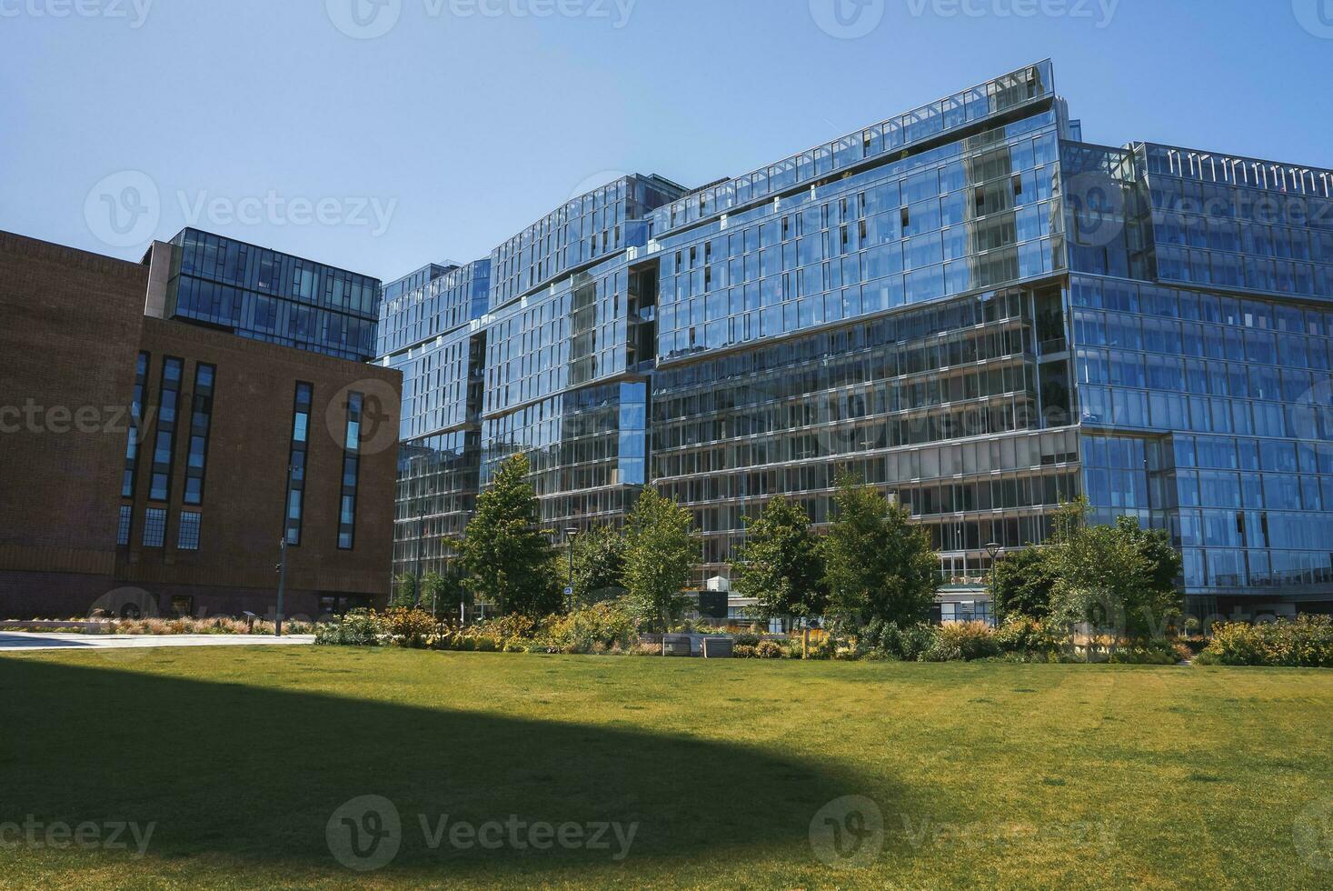 Résidentiel bâtiment à mer battue avec ciel dans Contexte sur ensoleillé journée photo