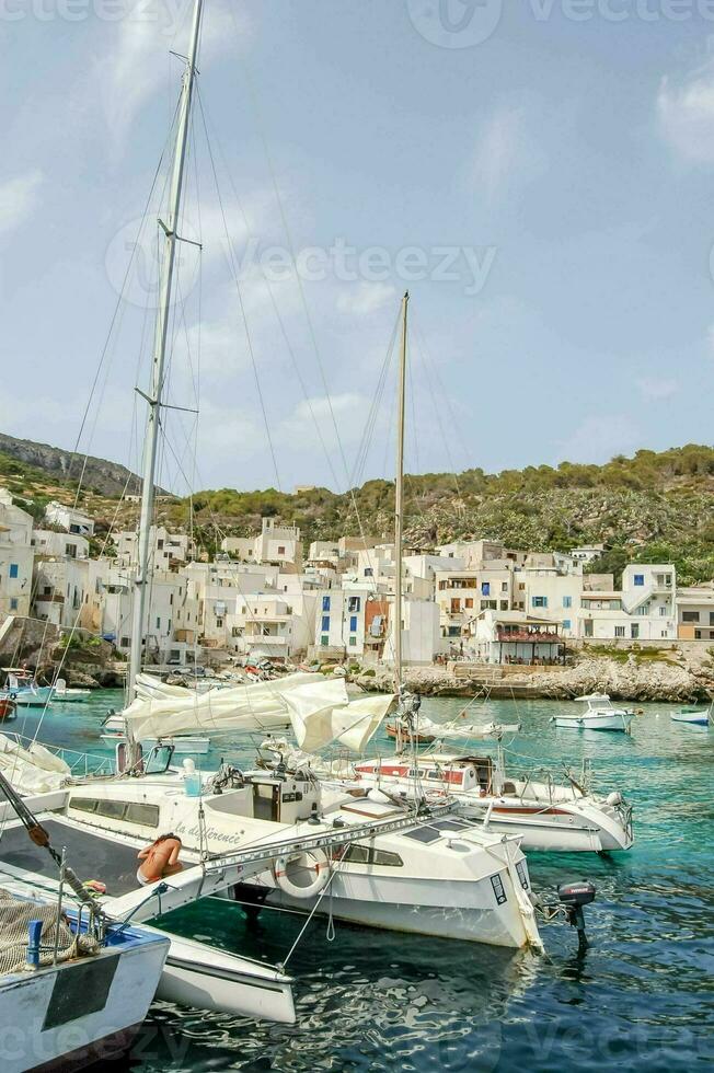 bateaux amarré dans le port de une petit ville photo