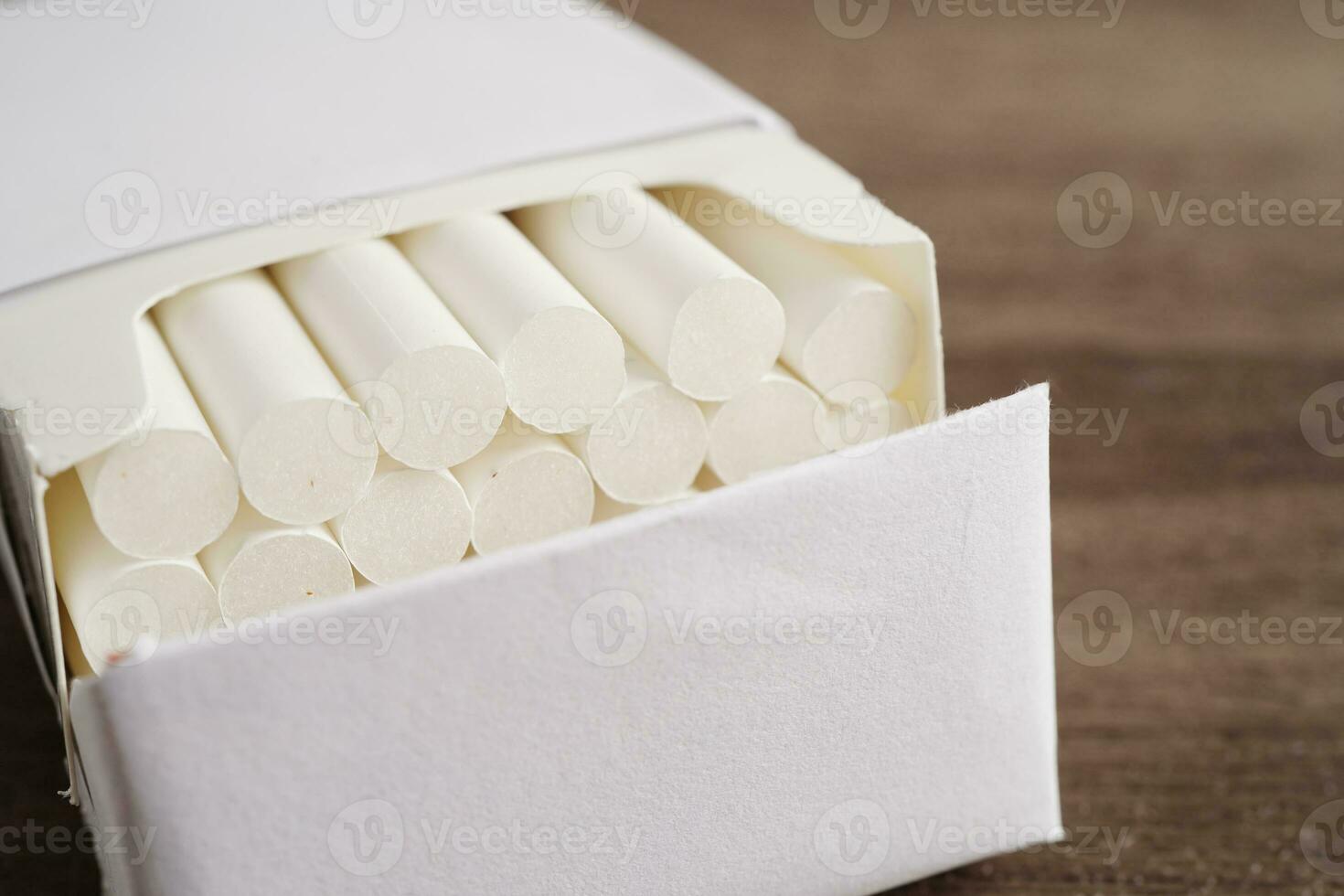 cigarette dans paquet, rouleau le tabac dans papier avec filtre tube, non fumeur concept. photo