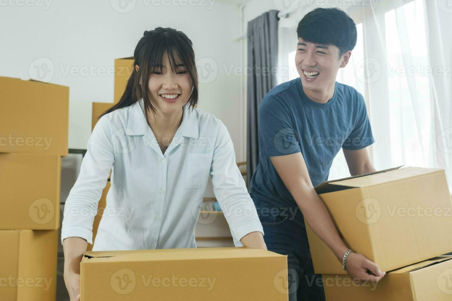 asiatique Jeune content Nouveau marié couple en mouvement à leur Nouveau maison ou réel domaine. photo