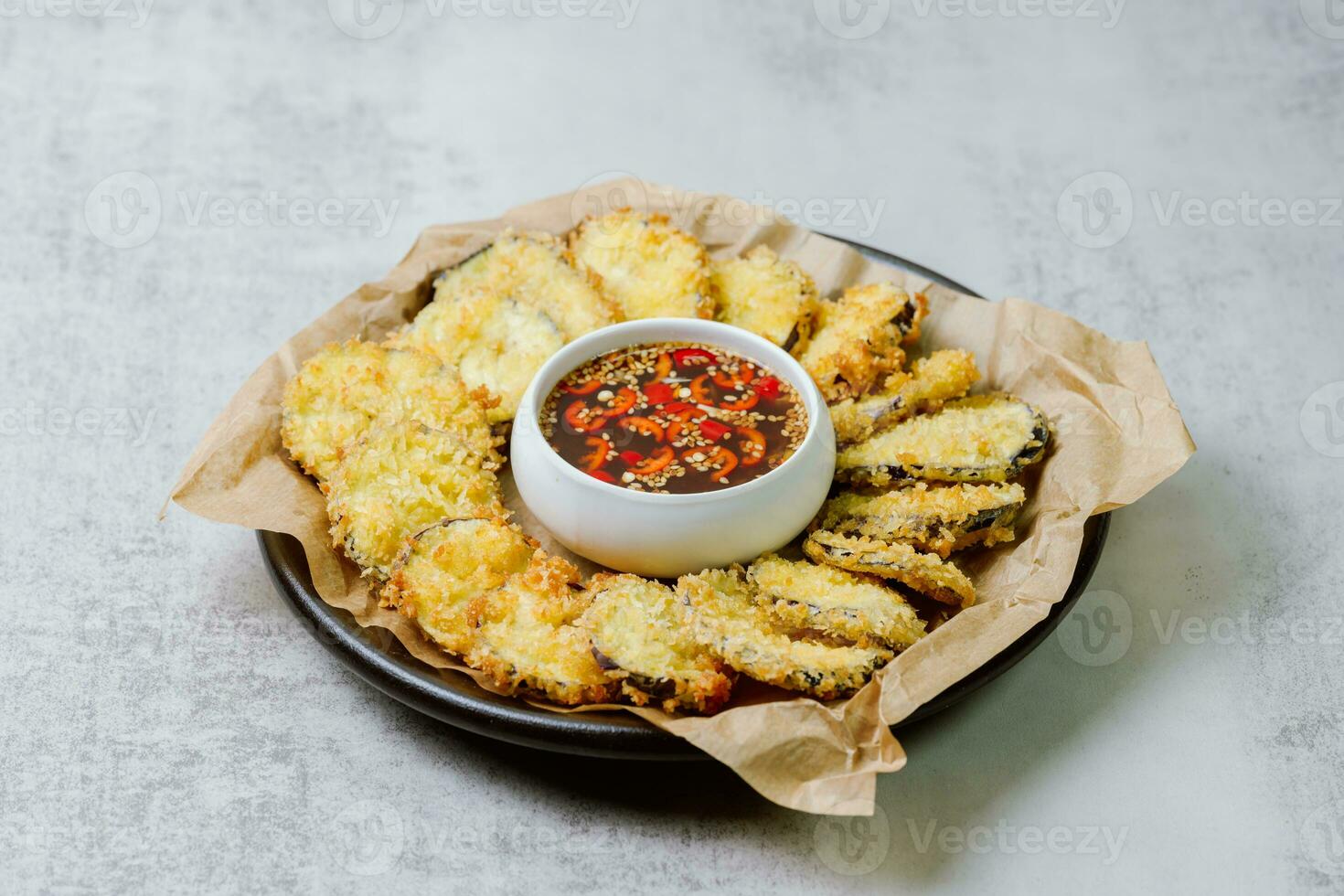 frit aubergine, aplatir le aubergine et drague dans le tempura farine, tremblement de tout excès. mélanger le tempura farine, œuf, et l'eau à faire une tempura Battre. une fois le pétrole est chaud, photo