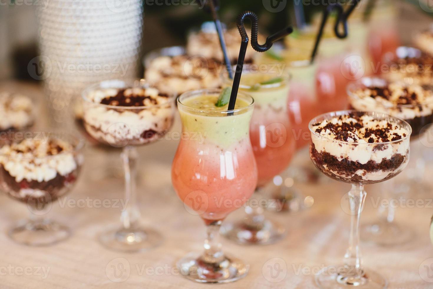 cocktails froids d'été avec une baignoire. eau de limonade. différentes limonades avec des glaçons et des tranches de citron dans un pot Mason se tiennent sur une table en bois photo