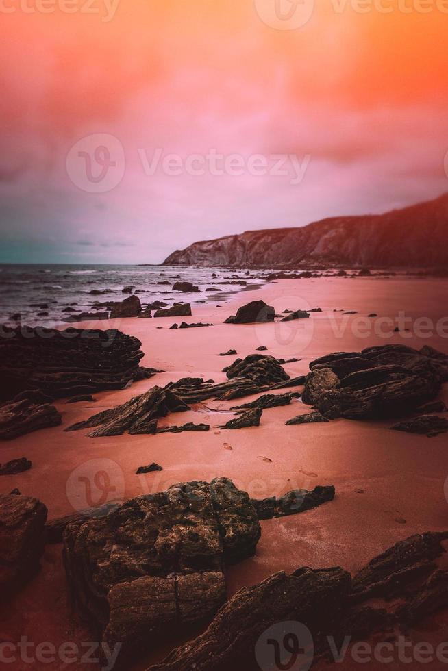 coucher de soleil sur la plage en été photo