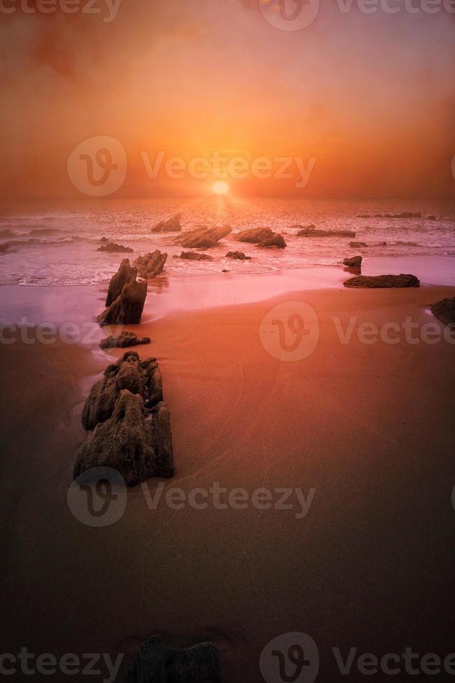 coucher de soleil sur la plage en été photo