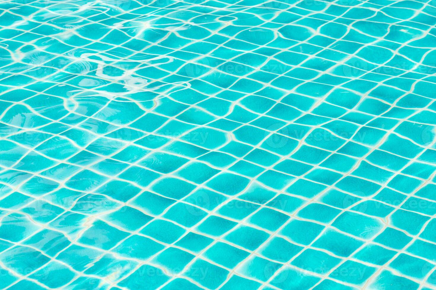 bleu ciel nager bassin l'eau texture réflexion. photo