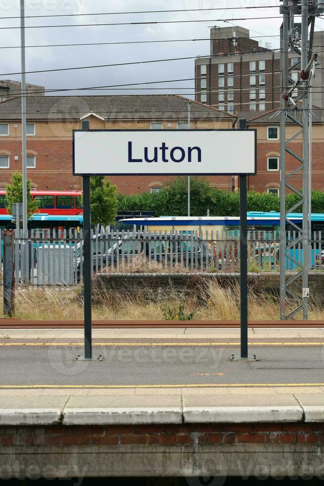 plus magnifique faible angle vue de central luton ville chemin de fer station de Angleterre Royaume-Uni. capturé sur nuageux journée de août 2ème, 2023 photo