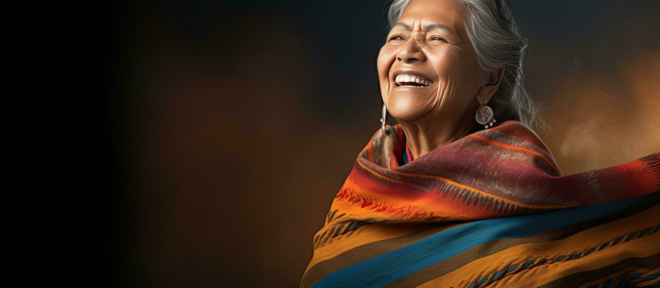 personnes âgées Latin grand-mère portant une poncho ou ruana des rires dans de face de un vide zone photo