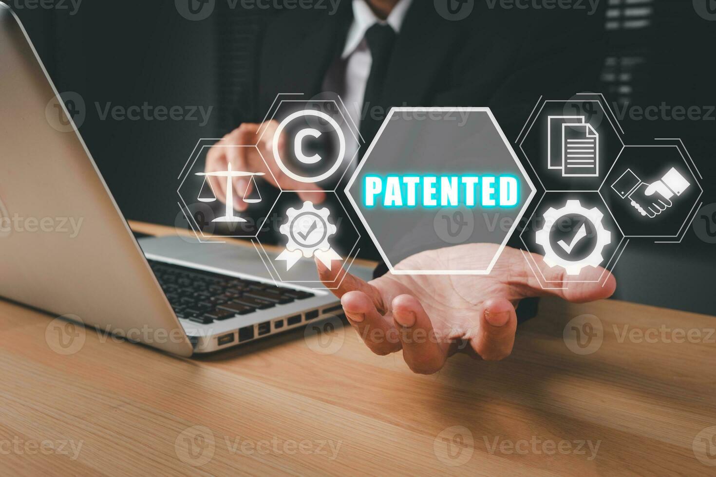 brevet concept, la personne main en portant breveté icône sur virtuel filtrer, brevet droits d'auteur loi affaires La technologie concept. photo