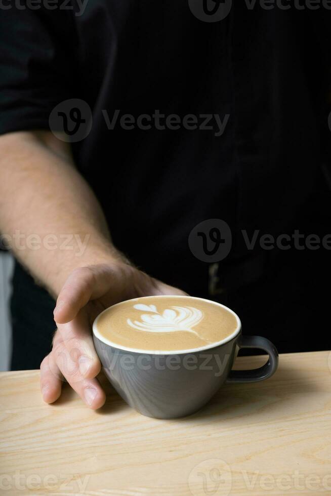 barista main portion café latté avec art photo