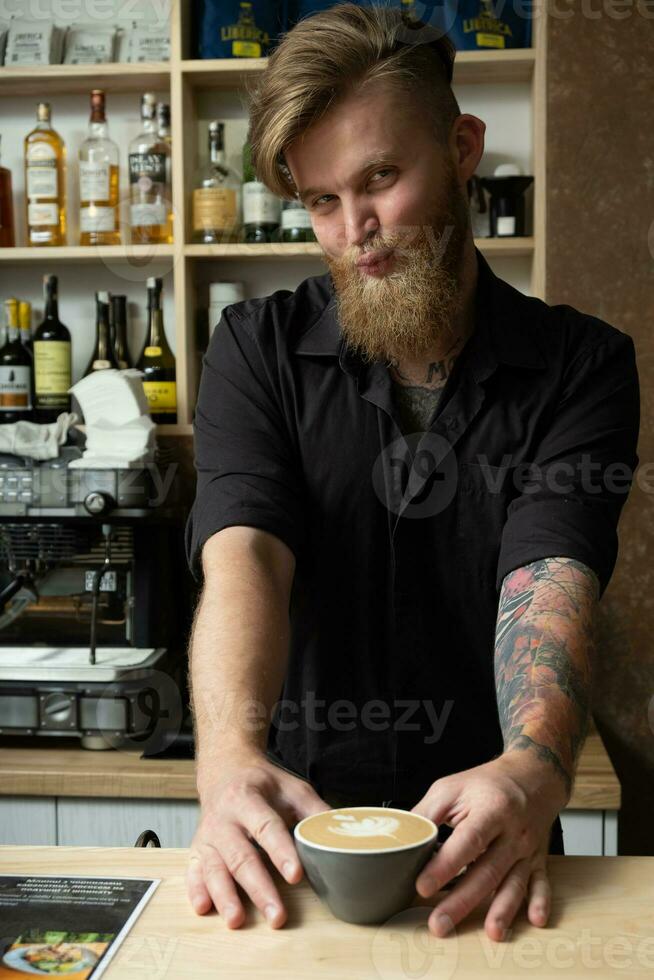 mignonne barista avec café tasse photo