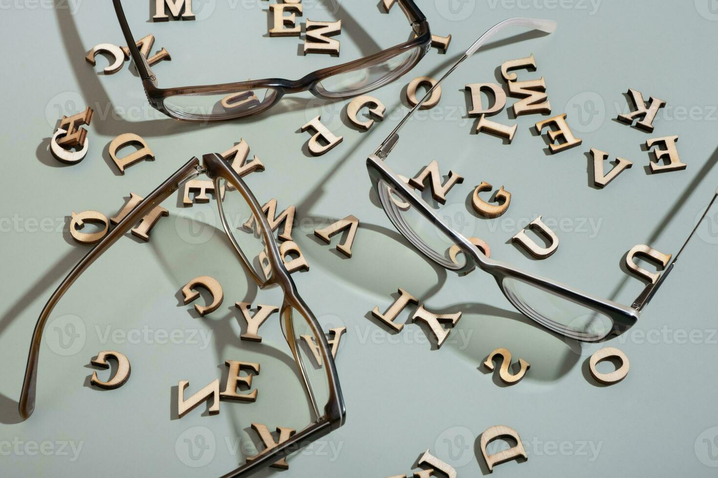 lunettes sur pastel vert Contexte avec en bois des lettres. vision essai, optique boutique concept photo