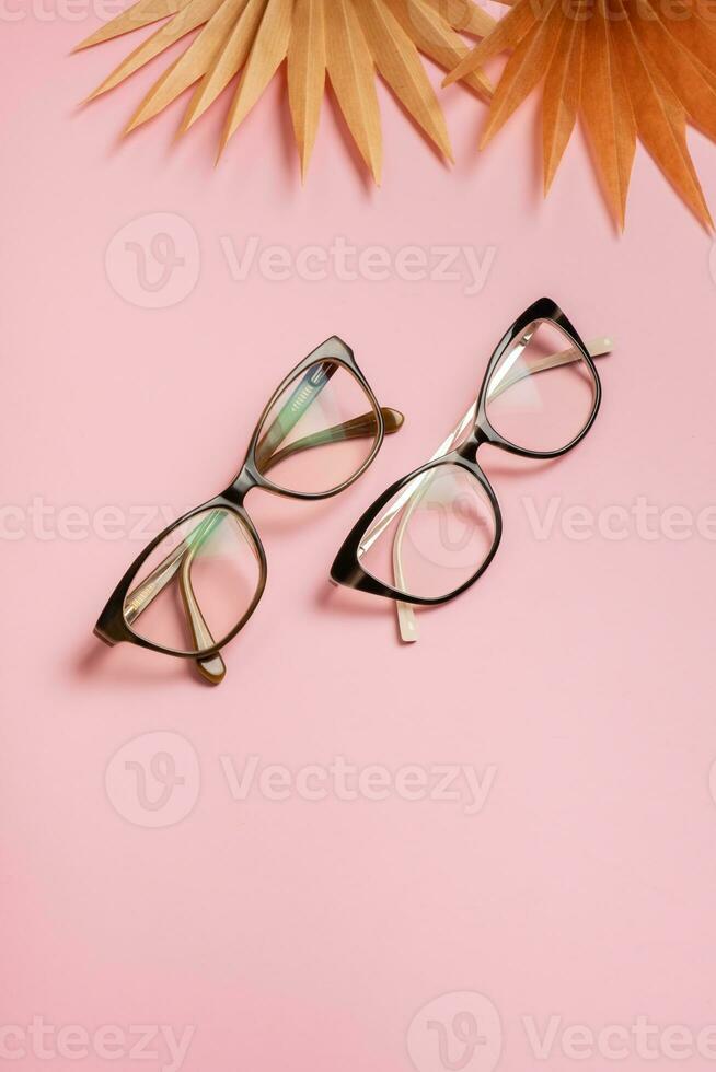 lunettes sur rose Contexte. optique magasin, vision test, élégant des lunettes concept photo