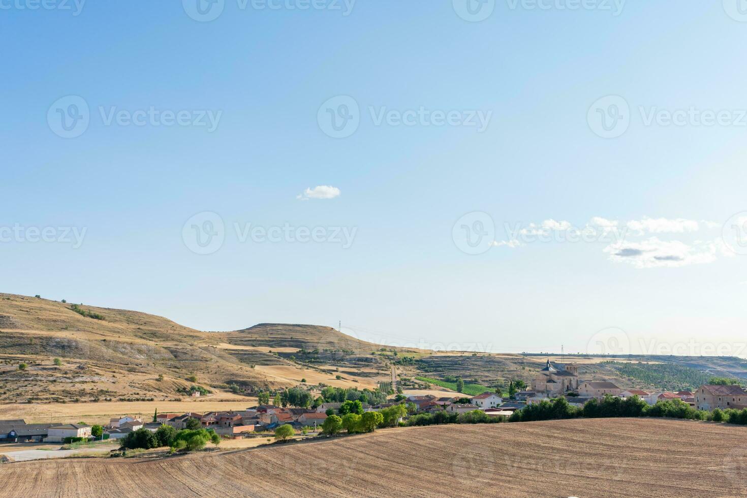 petit village dans le campagne avec bleu ciel photo