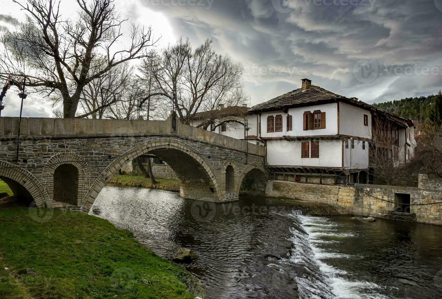 nationale la relance bulgare architecture. le célèbre pont et maison dans le architectural complexe dans essayer, Bulgarie. photo