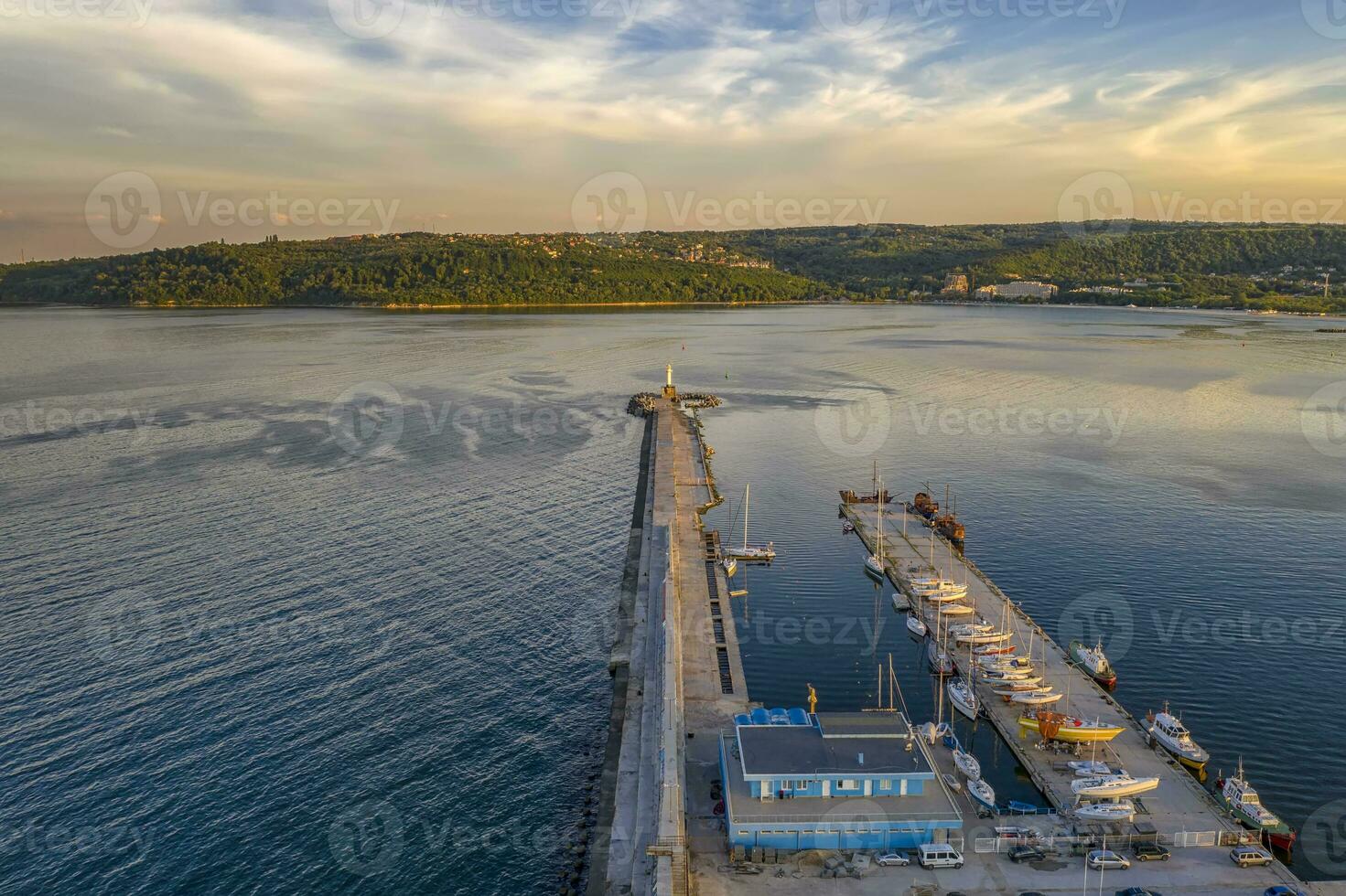 aérien vue de digue voiliers, et bateaux à étourdissant le coucher du soleil dans le port. noir mer, Varna, Bulgarie photo