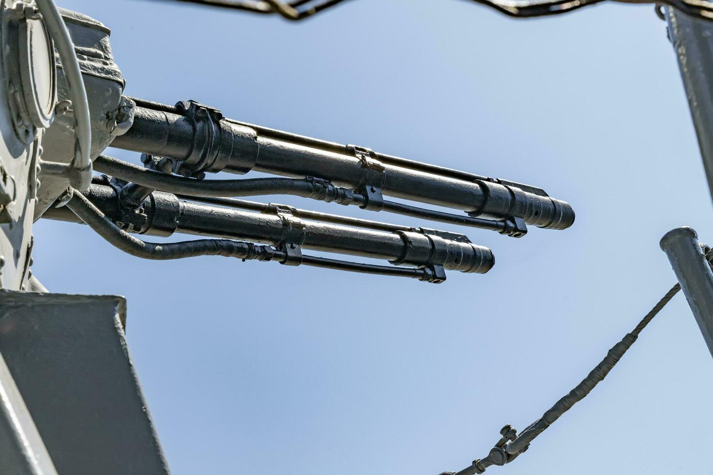 fermer de une la tour avec une navire pistolet. navire arme la tour. naval des exercices, attaque, et la défense. photo