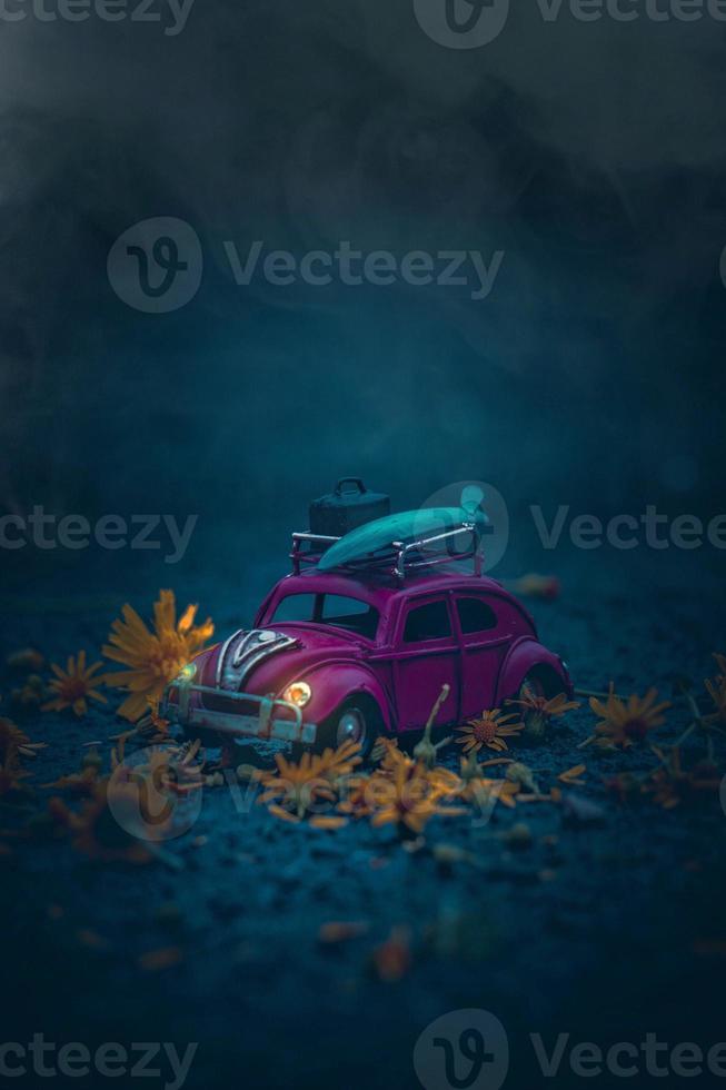 jouet de voiture rouge avec des fleurs photo