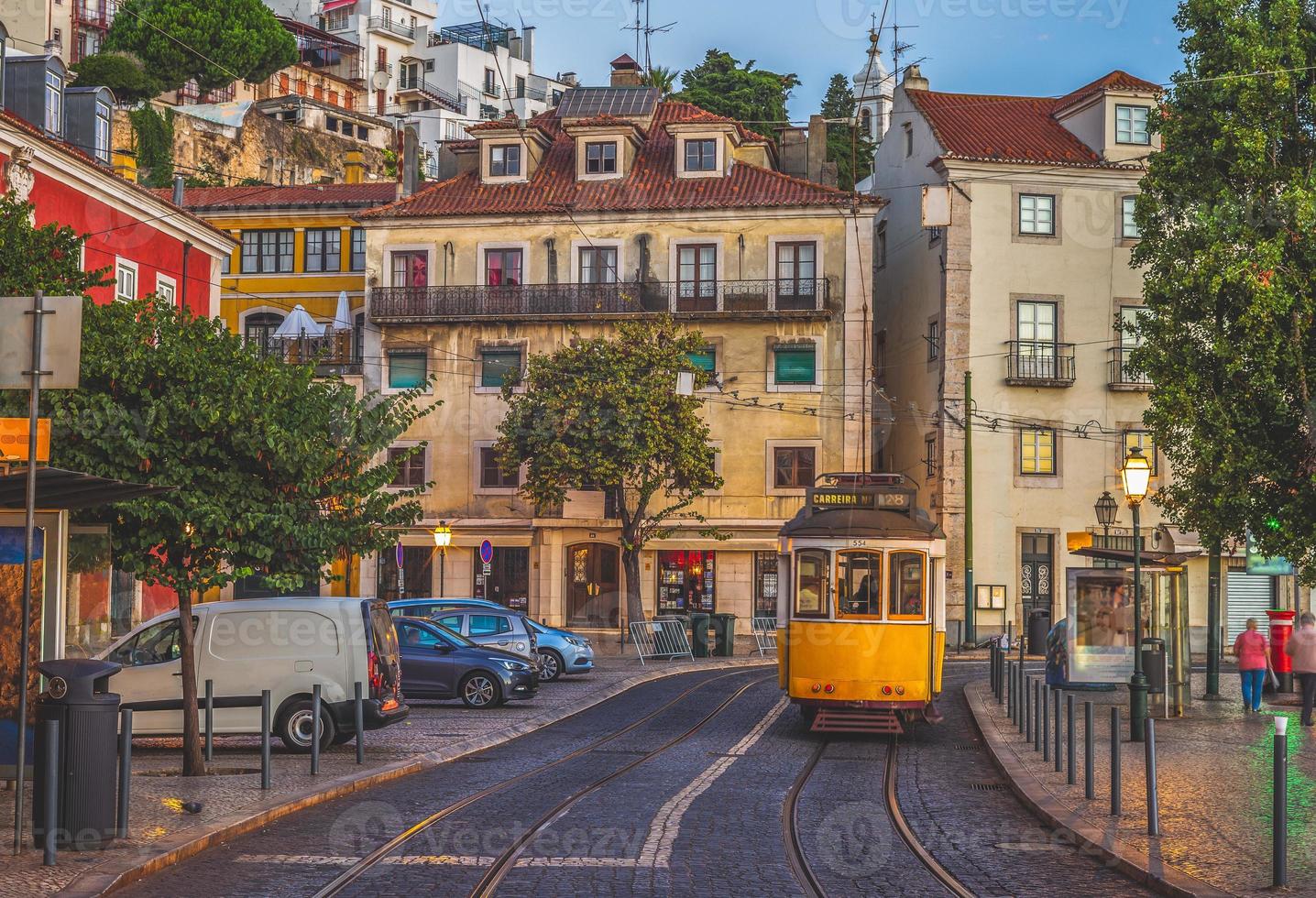 tramway de lisbonne près de miradouro de santa luzia photo