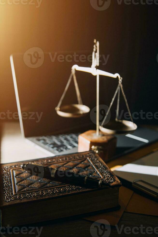 concept de technologie juridique de droit. marteau de juge sur ordinateur avec balance de justice sur le bureau de l'avocat. photo