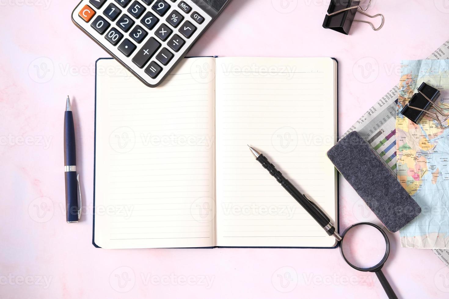 équipement de bureau sur fond de table et concept d'entreprise photo