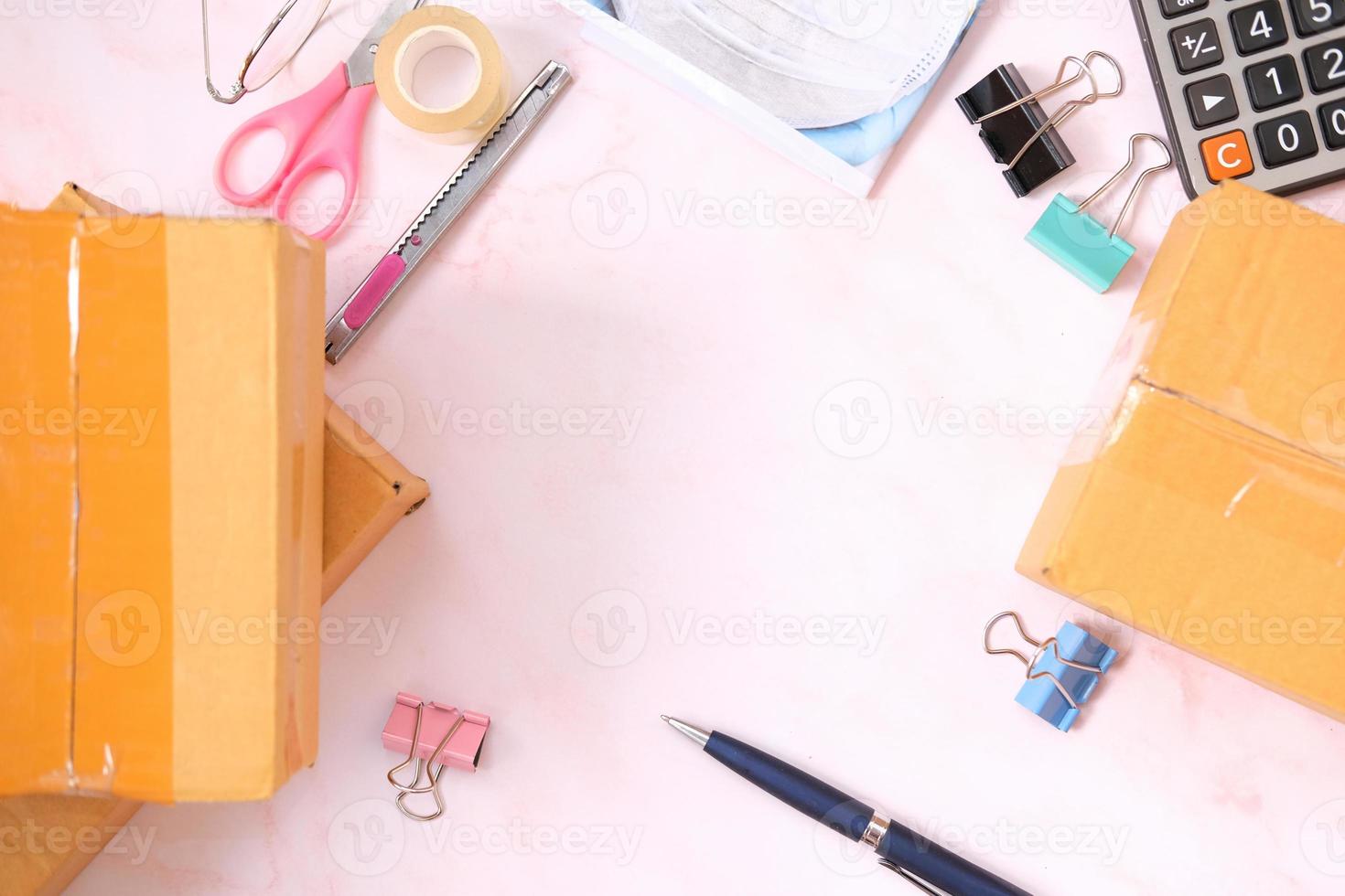 équipement de bureau sur fond de table et concept d'entreprise photo