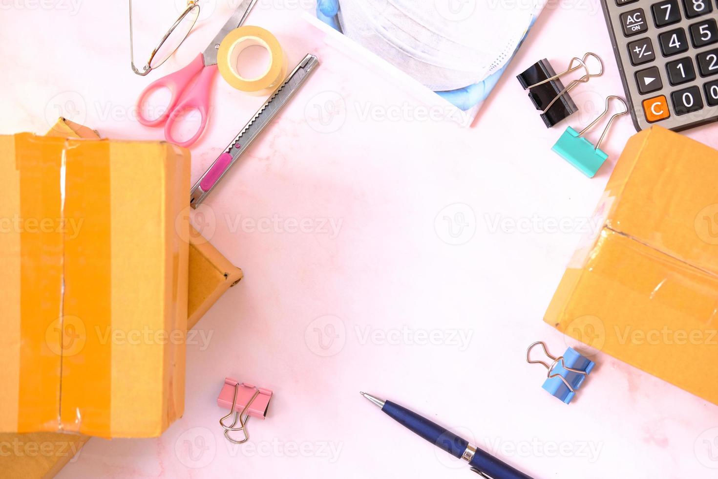 équipement de bureau sur fond de table et concept d'entreprise photo