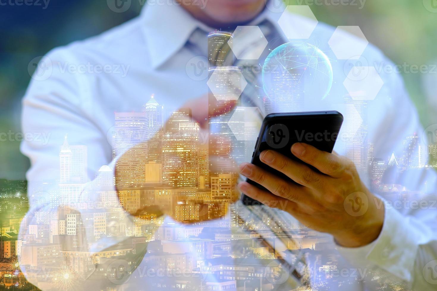 homme d'affaires utilisant un smartphone et homme d'affaires travaillant sur un réseau numérique avec double exposition photo