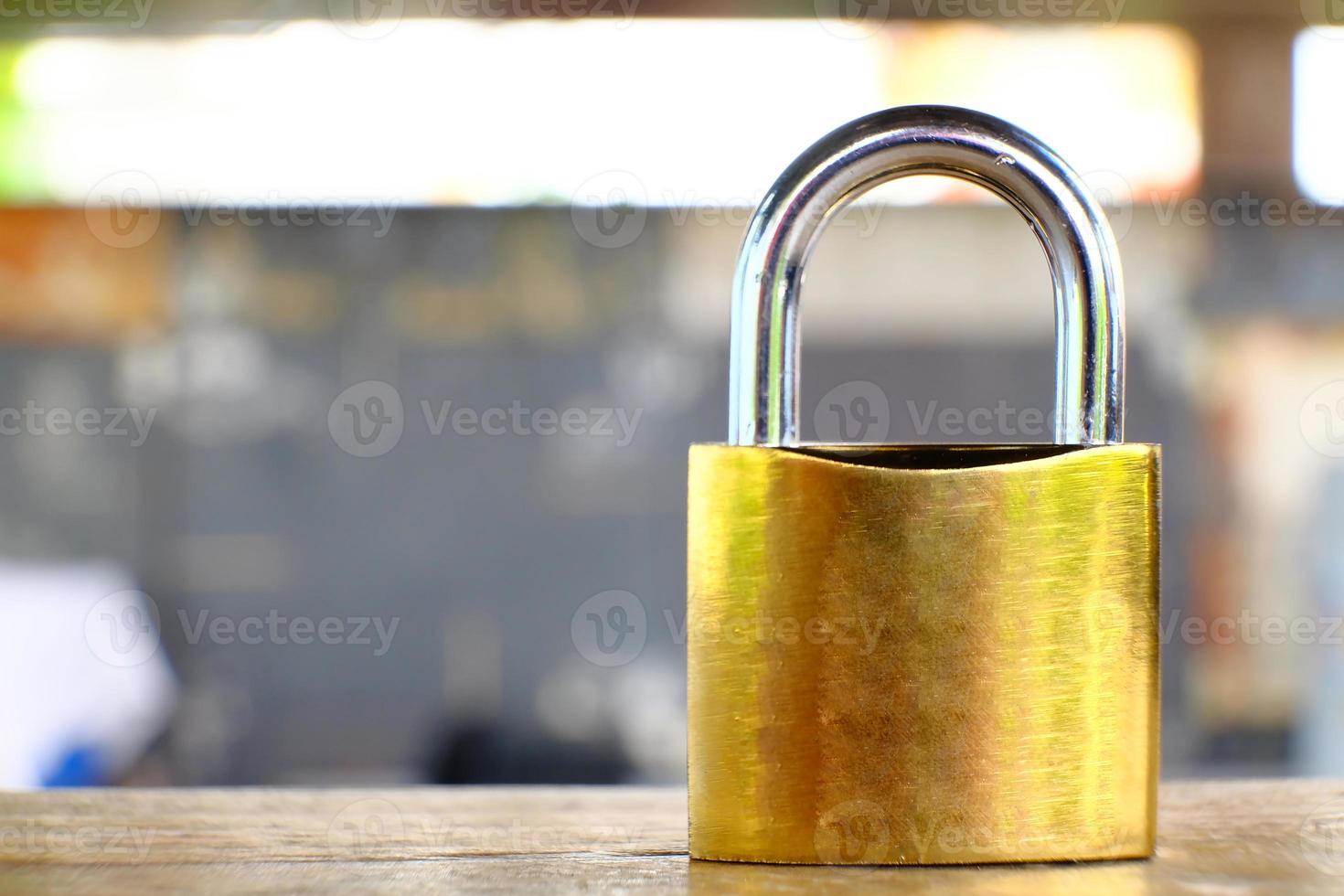 cadenas sur fond de table et concept de sécurité d'entreprise, protégeant les informations personnelles des données photo