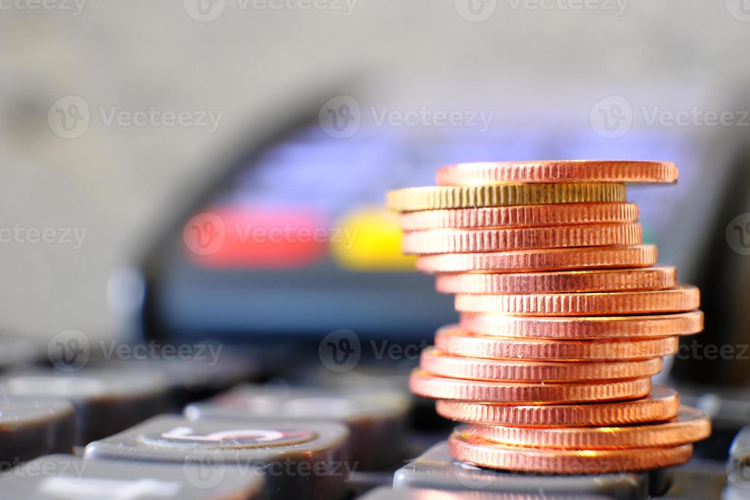 pile de pièces sur fond de table et économie d'argent et concept de croissance des affaires, concept de finance et d'investissement, rangées de pièces pour la finance et la banque photo