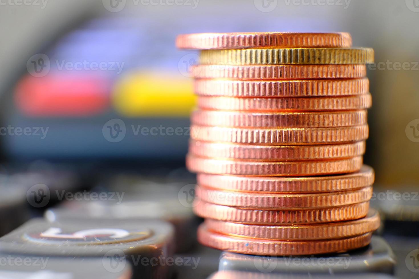 pile de pièces sur fond de table et économie d'argent et concept de croissance des affaires, concept de finance et d'investissement, rangées de pièces pour la finance et la banque photo