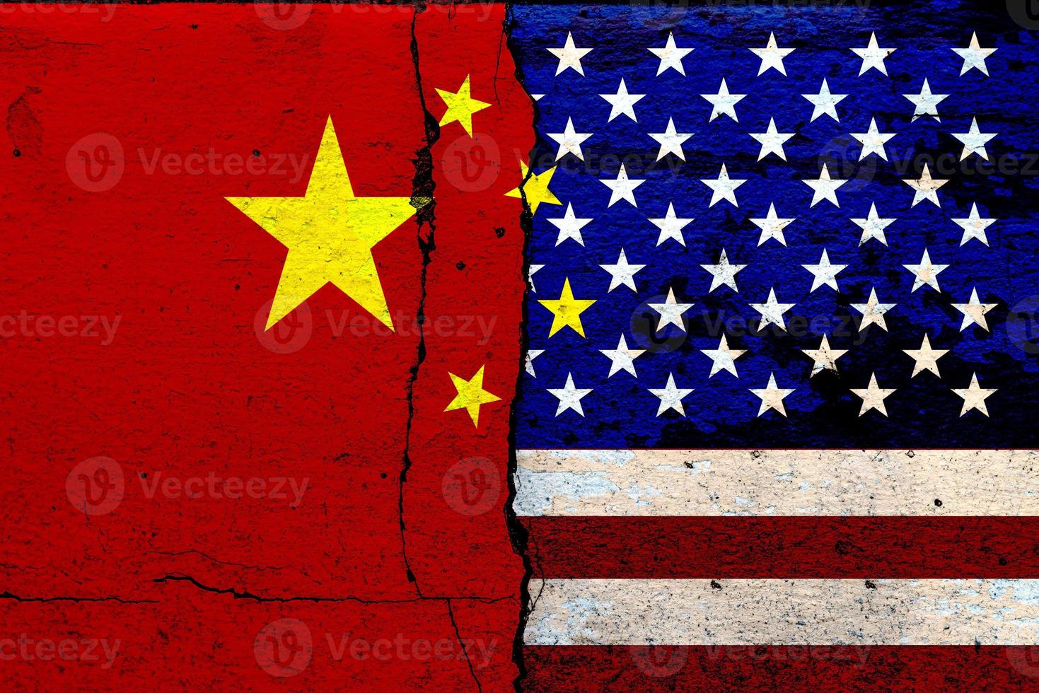 le drapeau des états-unis d'amérique et le drapeau de la chine et la bataille économique peindre sur des murs fissurés techniques mixtes photo