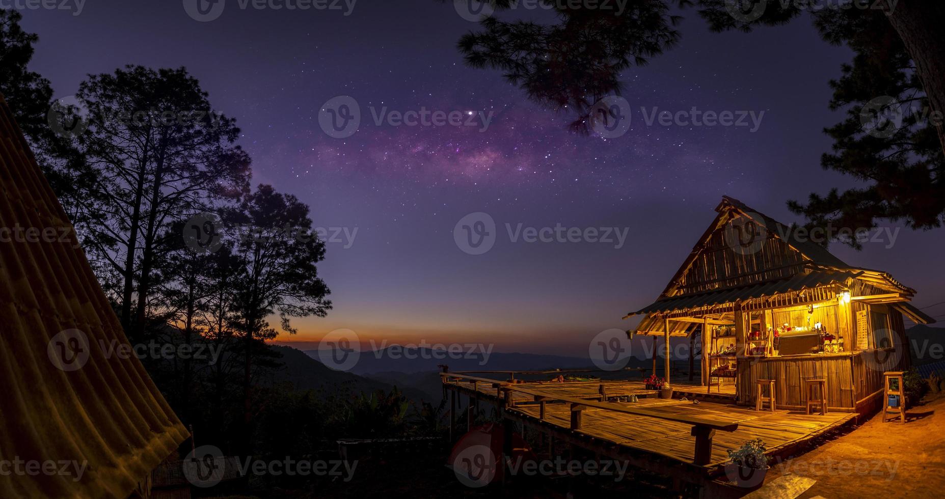 vue sur la brume matinale et le coucher du soleil, doi ang khang, chiang mai, thaïlande - endroit pour camper avec des tentes en hiver photo