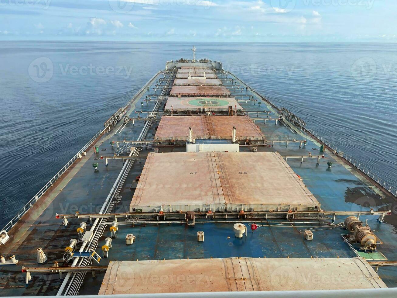 vue de le pont de le masse transporteur capesize à le prise. grand navire dans le océan photo