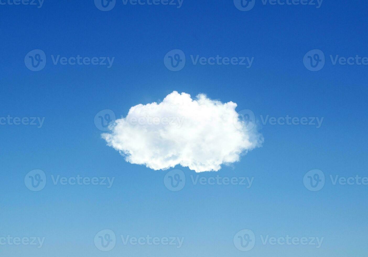 Célibataire nuage en volant dans le Profond bleu ciel photo
