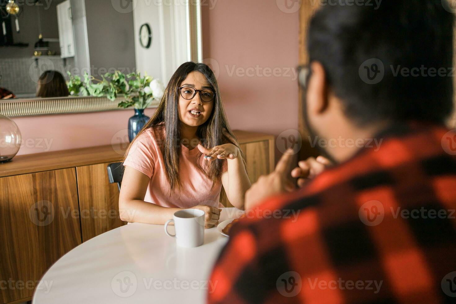 content Indien couple ayant petit déjeuner et petit parler ensemble dans le cuisine - amitié, sortir ensemble et famille photo