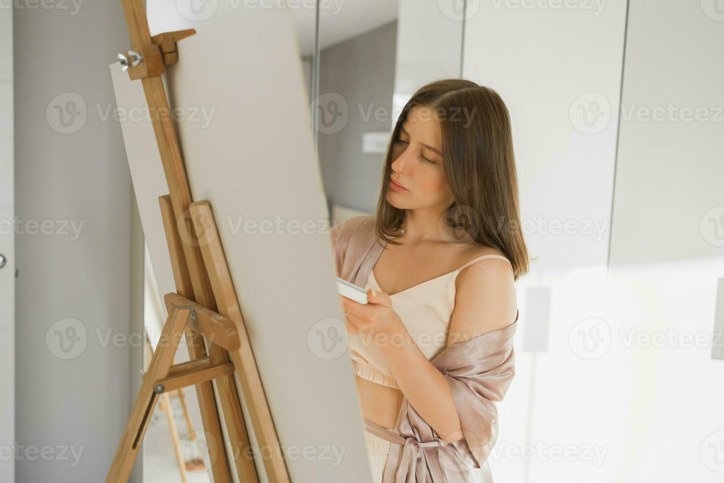 jolie talentueux femme peintre La peinture sur chevalet fabrication coloré croquis création magnifique art. magnifique femelle artiste La peinture avec pastel. la créativité et imagination concept photo