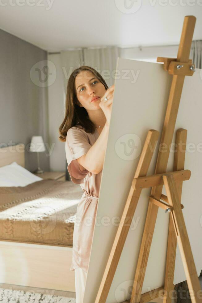 jolie talentueux femme peintre La peinture sur chevalet fabrication coloré croquis création magnifique art. magnifique femelle artiste La peinture avec pastel. la créativité et imagination concept photo