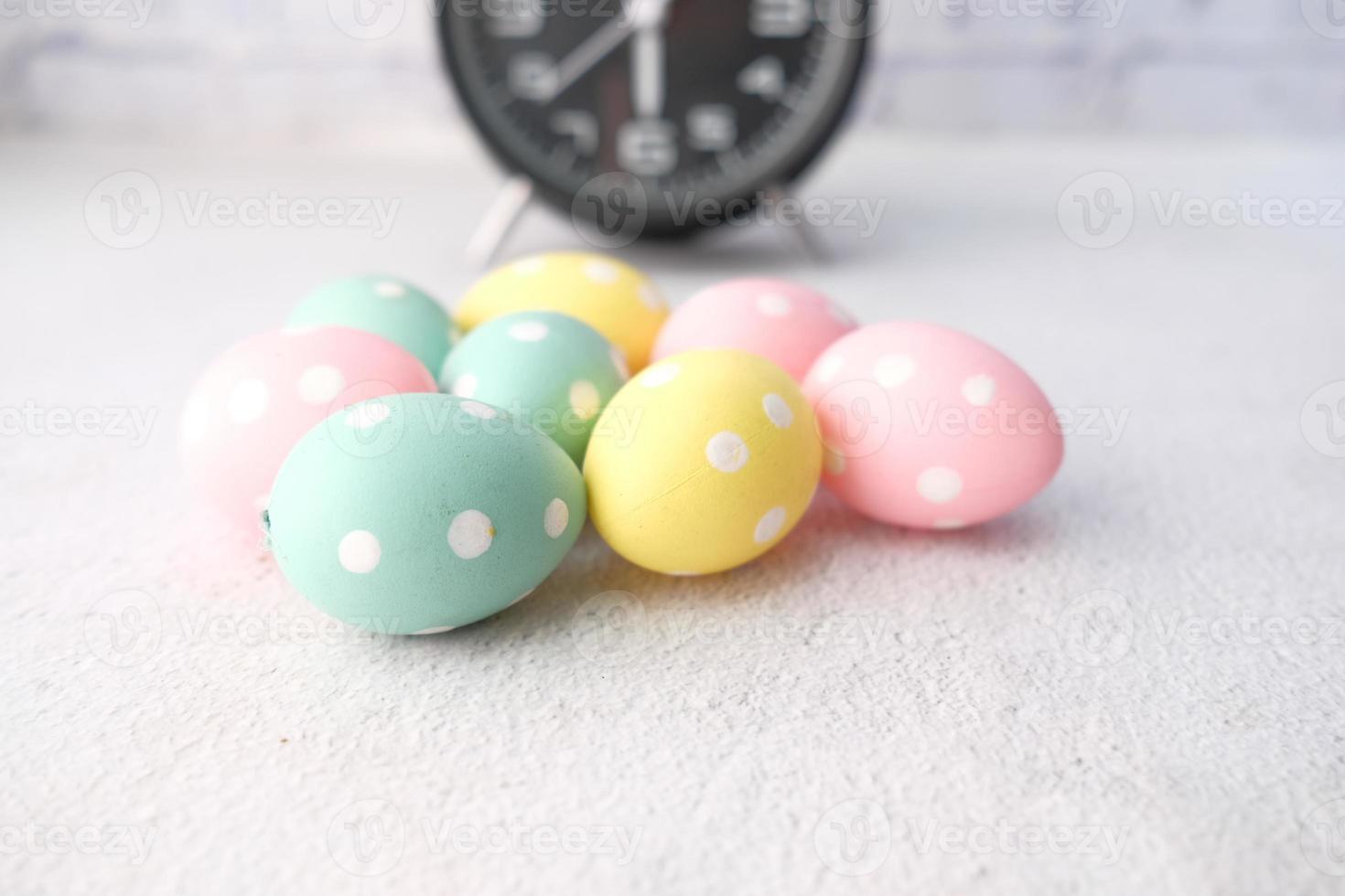 concept de pâques avec oeuf et horloge sur table photo