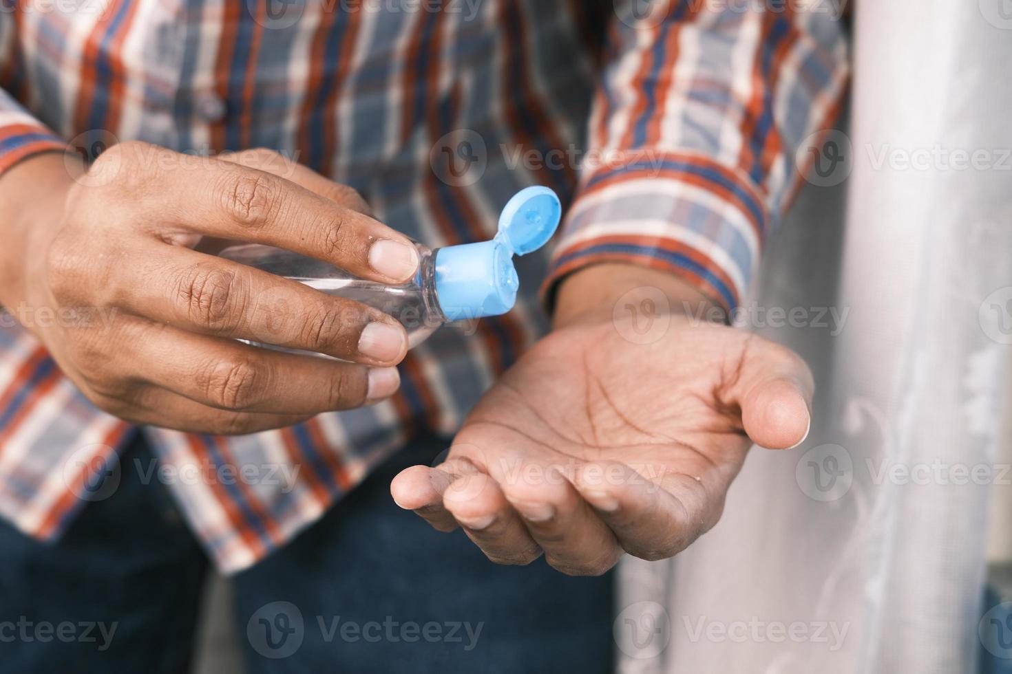 utiliser un liquide désinfectant pour prévenir le virus corona photo