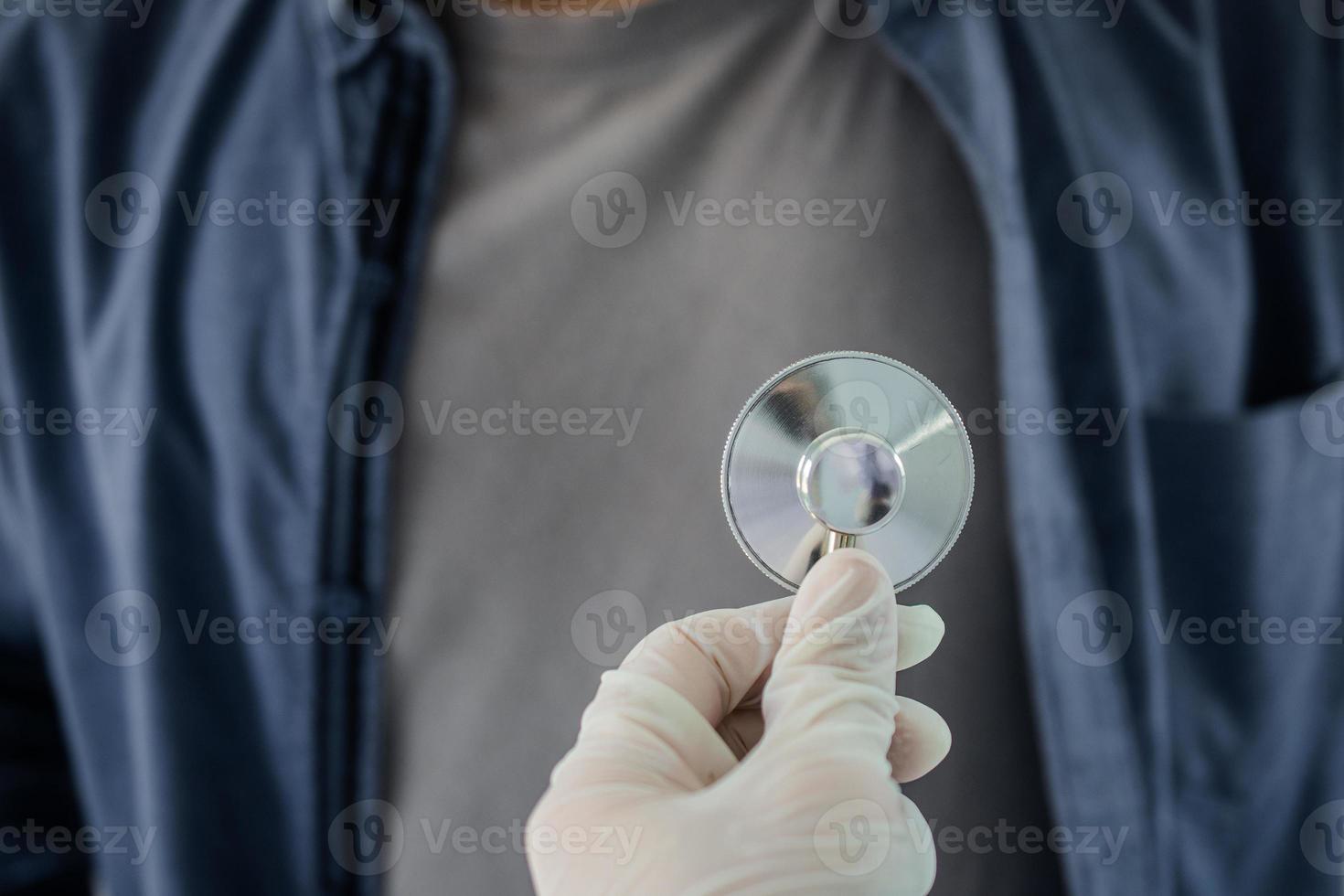 médecin utilisant un stéthoscope pour vérifier la fréquence cardiaque, les maladies cardiaques, la journée mondiale du cœur photo