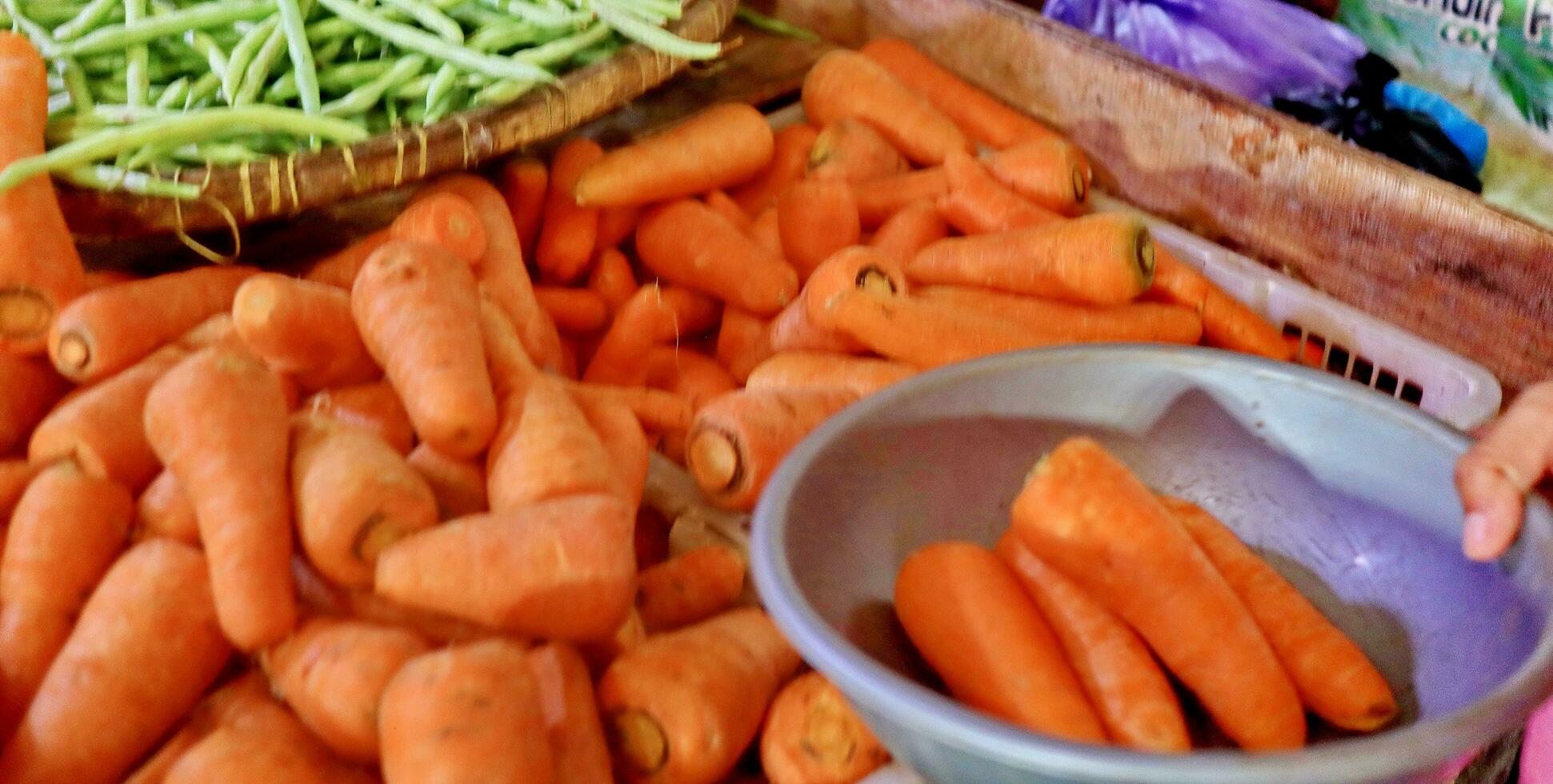 produits bio frais en vente au marché fermier local. photo