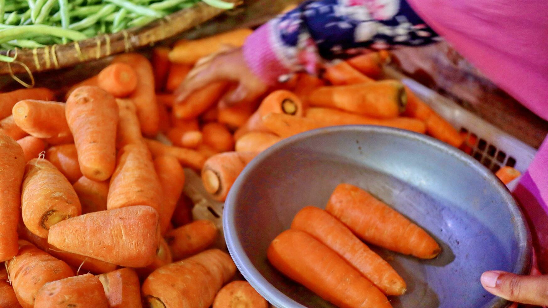 produits bio frais en vente au marché fermier local. photo